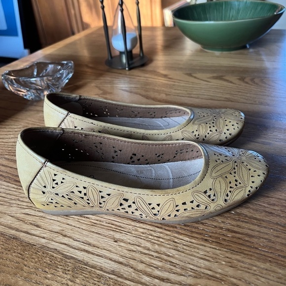 Bare Traps Shoes Womens 7 Mariah Round Toe Ballet Flats Cut Out Slip On - Picture 3 of 11